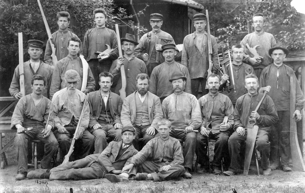 Historical picture of working men at Kongsberg Arms Factory